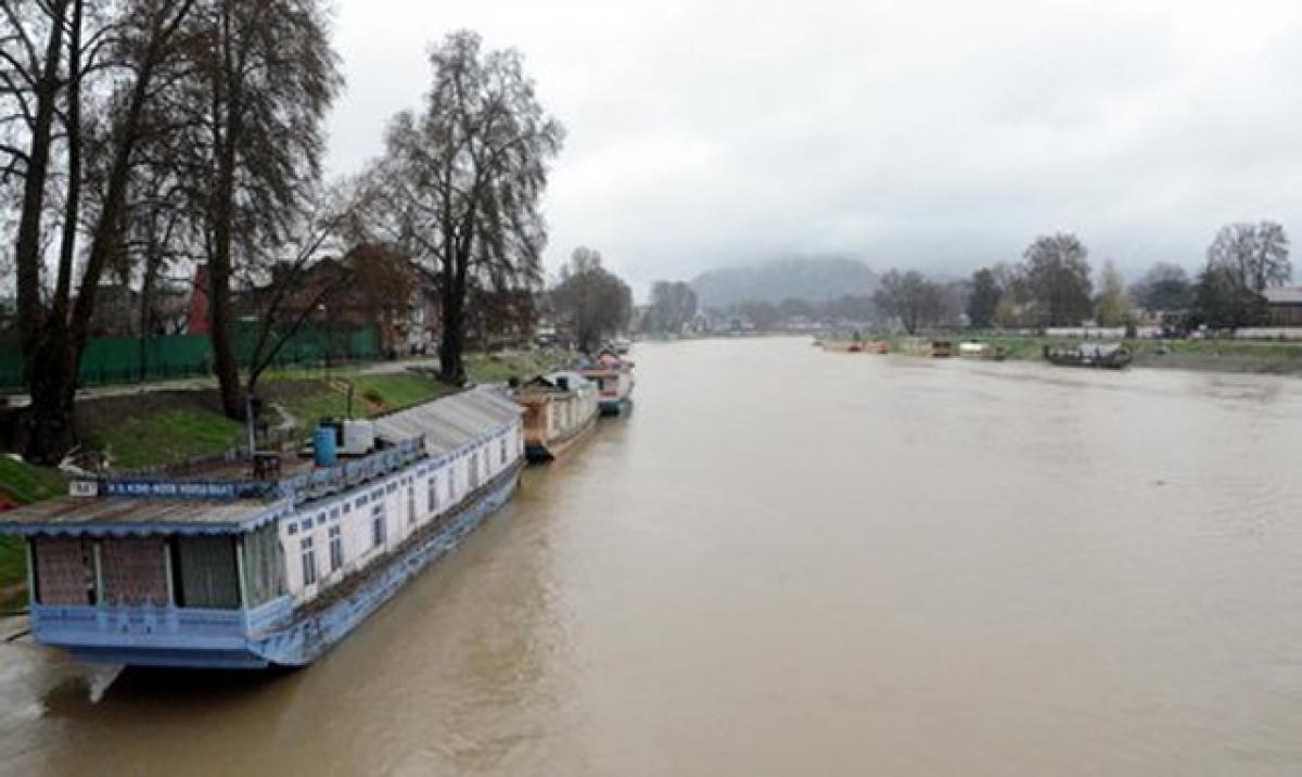 Jhelum river crosses danger mark, puts Kashmir on flood alert