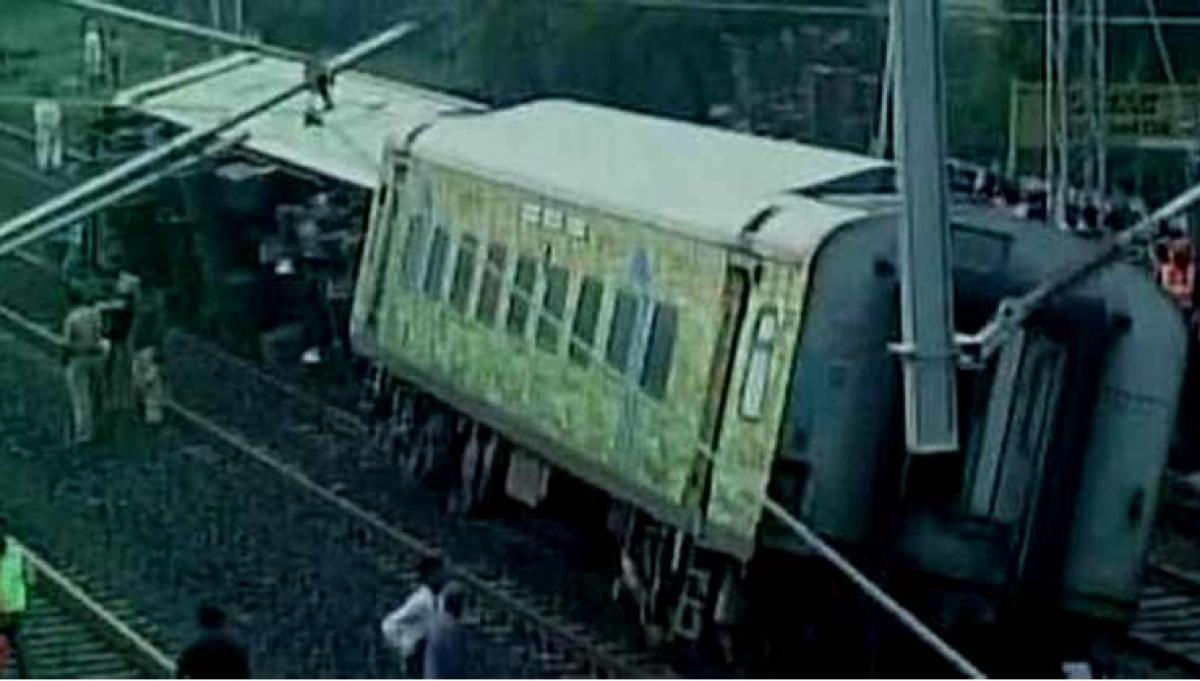 Two killed as Duronto Express derails in Karnataka