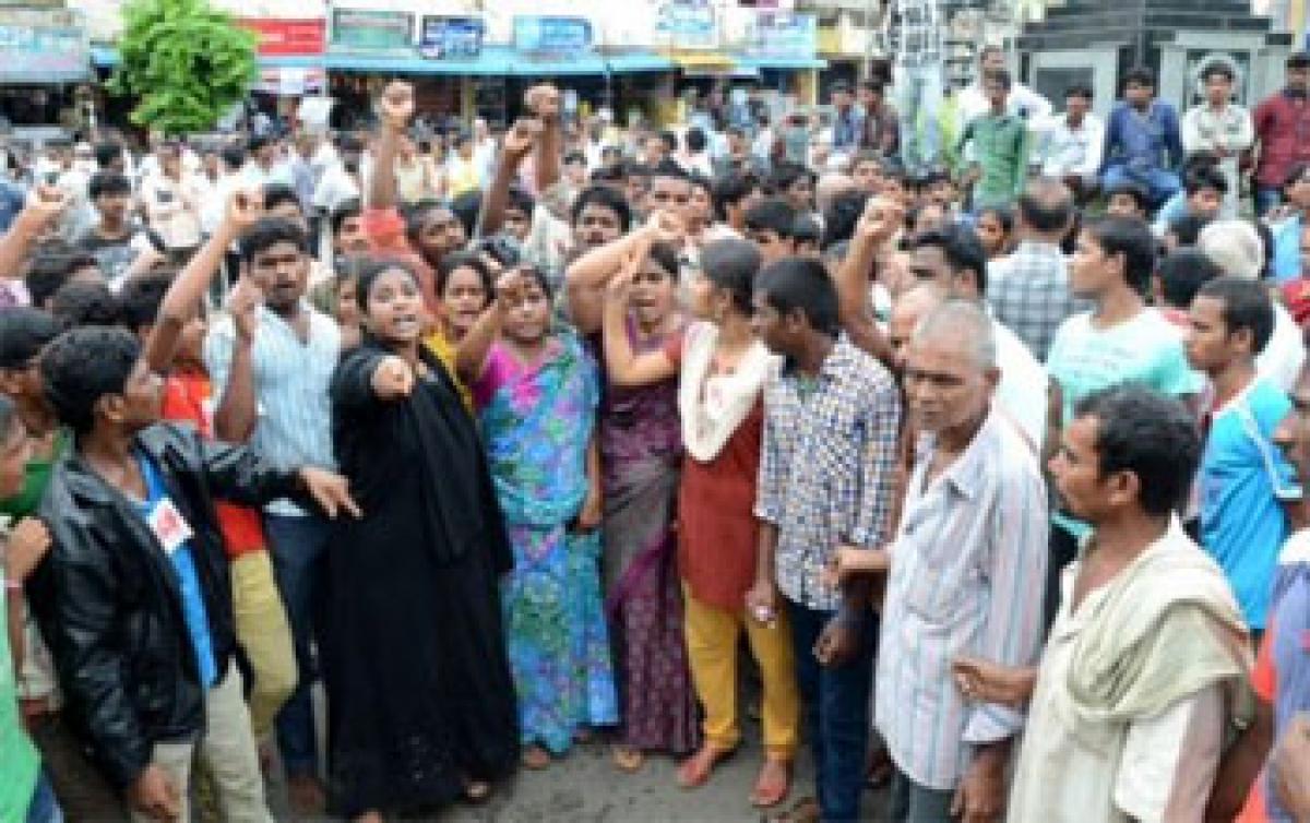 Relatives protest with dead body in front of TRS leaders house