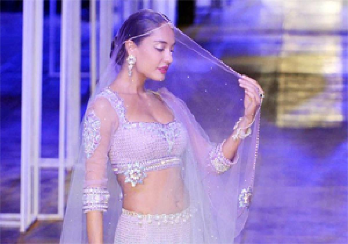 Lisa Haydon dazzles IBFW stage for Tarun Tahiliani