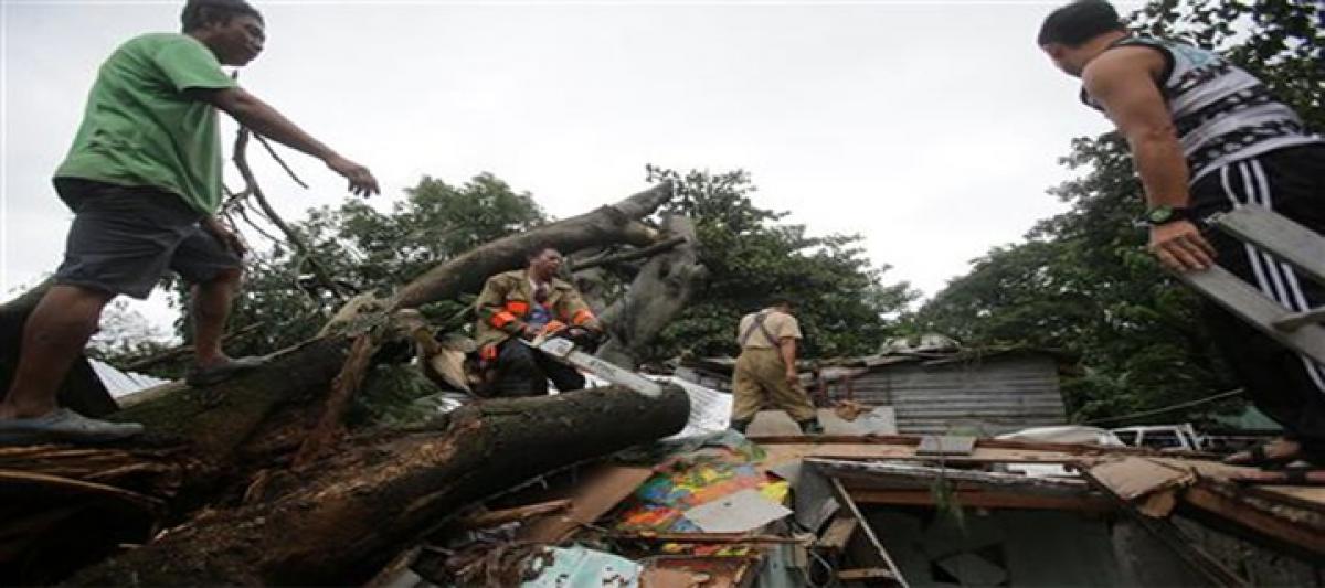 Typhoon Koppu pummels Philippines; residents on rooftops