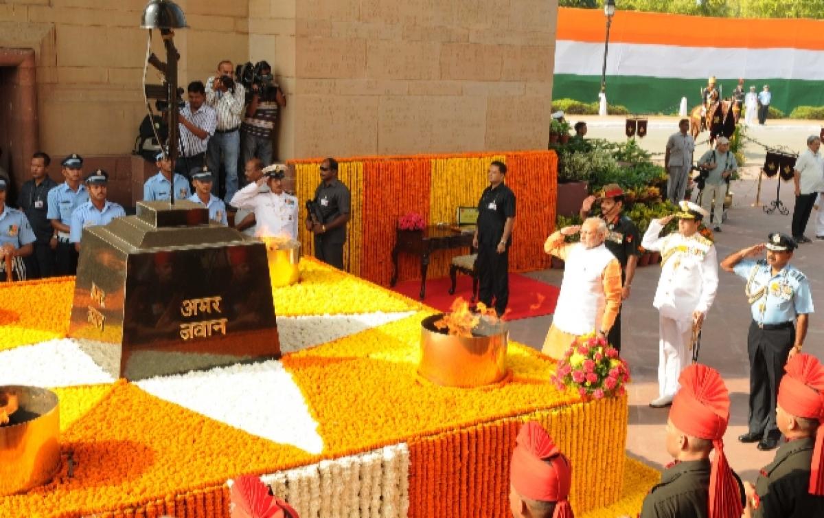 Modi pays tribute at Amar Jawan Jyoti