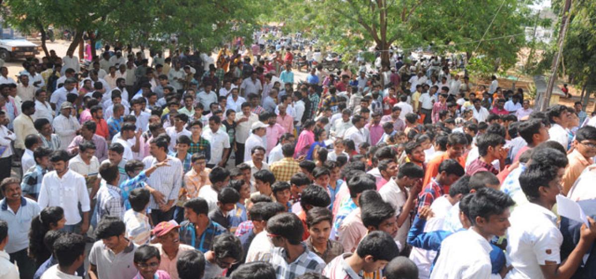 Eamcet held, thousands attend in Nalgonda