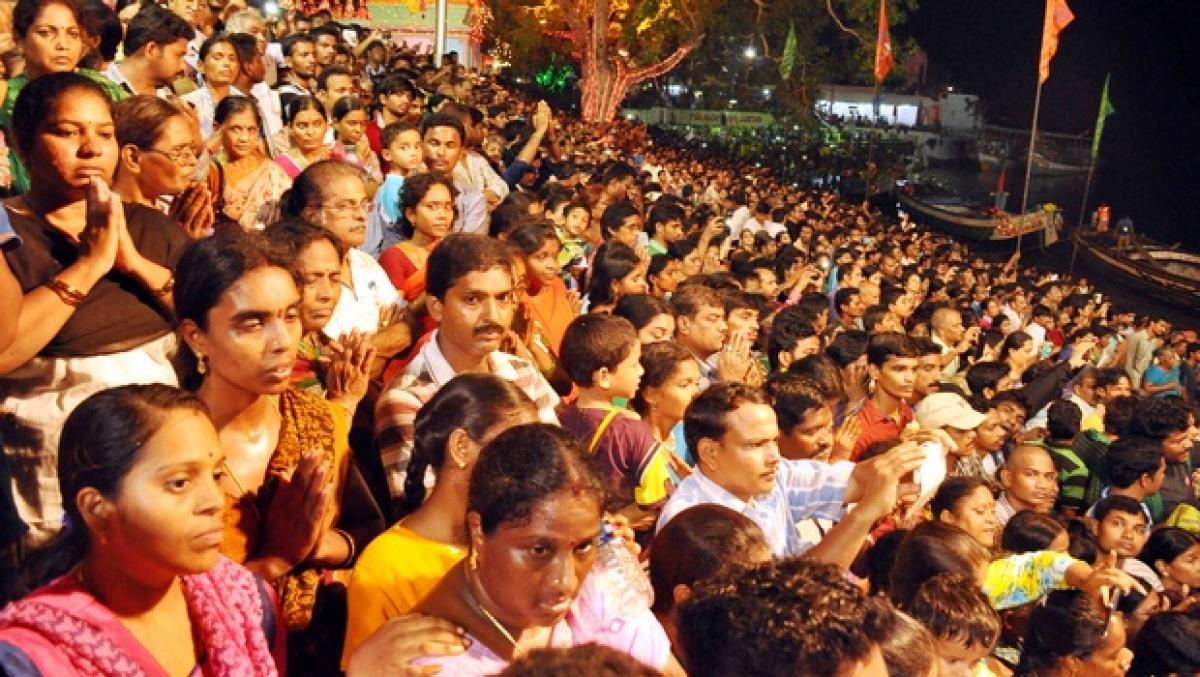 Pushkaralu Chaos at Rajahmundry ghats in East Godavari