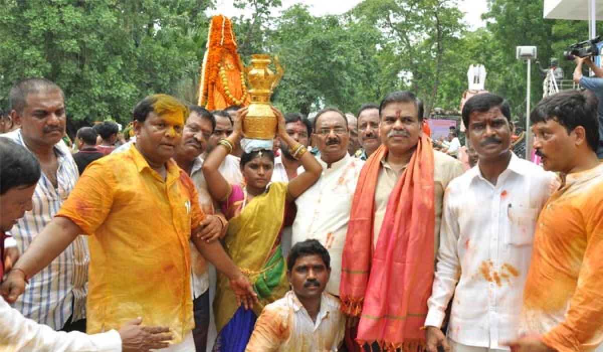 Telangana Bonalu attracts Delhiites