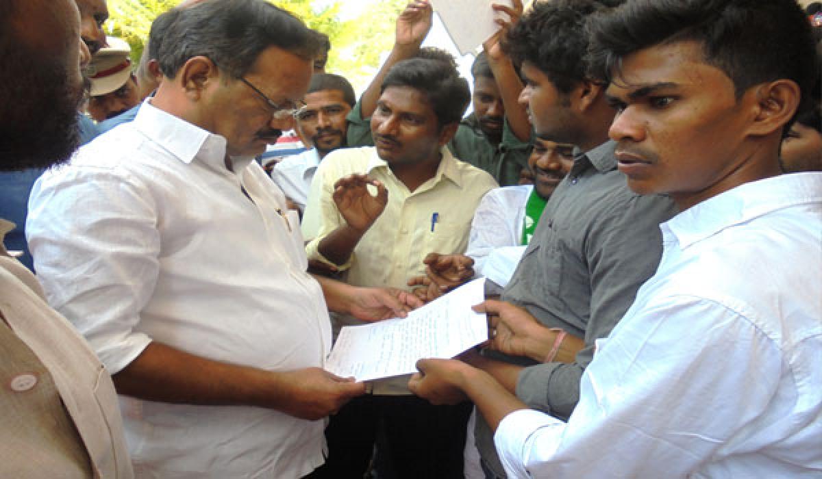 SFI demands fellowship to students