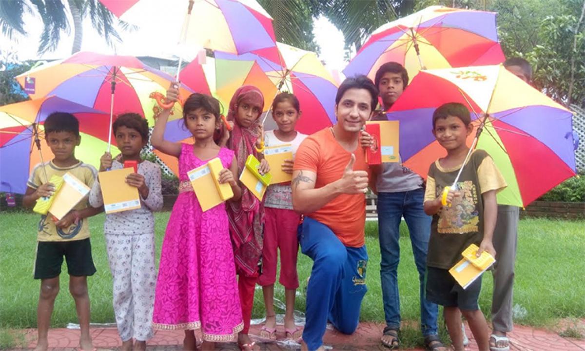 Actor Vijay Badlani distributes umbrellas to needy children for monsoon