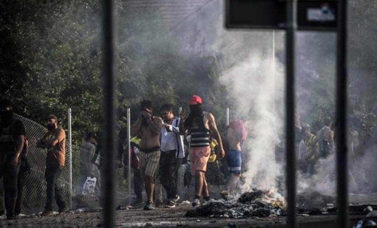 Chaos at Hungary border as police tear gas migrants