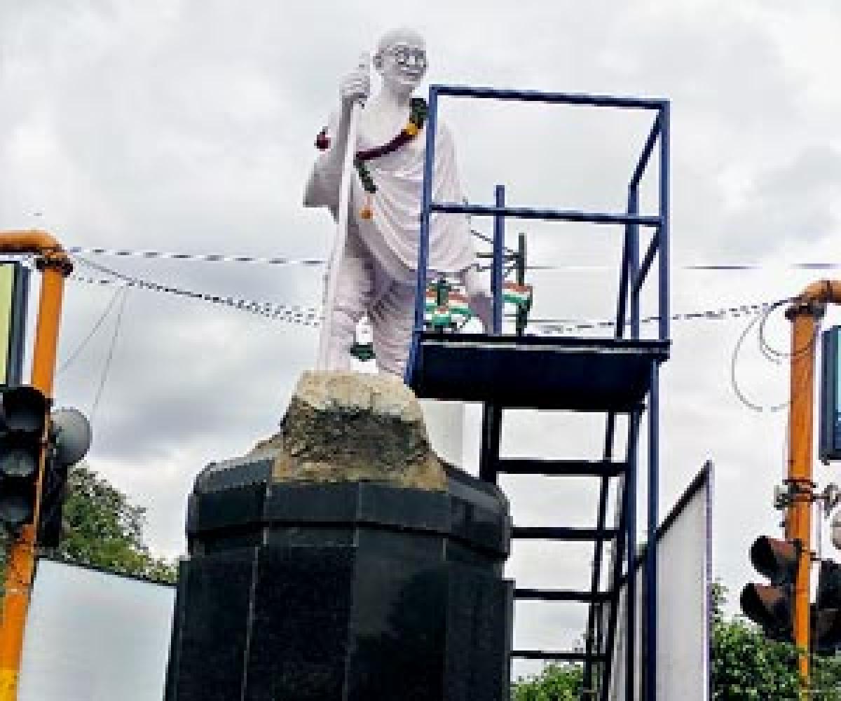 Mahatma Gandhi statue to be replaced