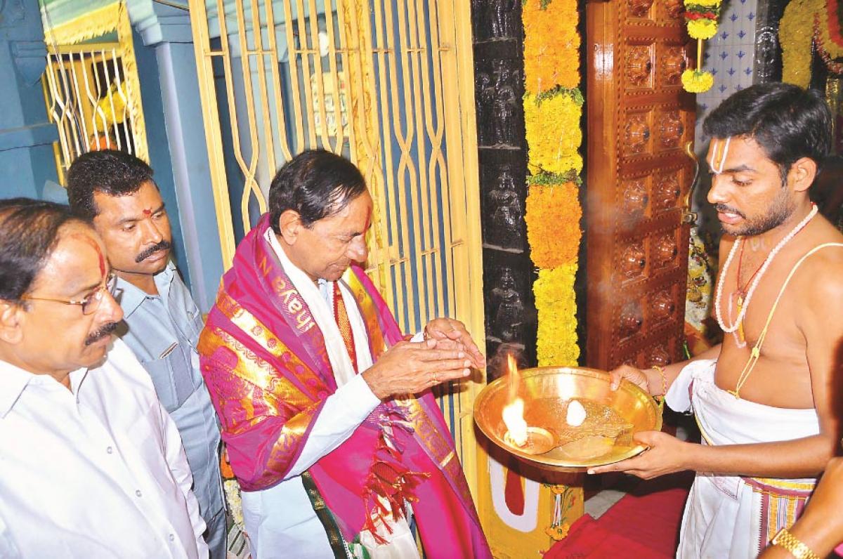 KCR lays foundation stone to lift irrigation projects