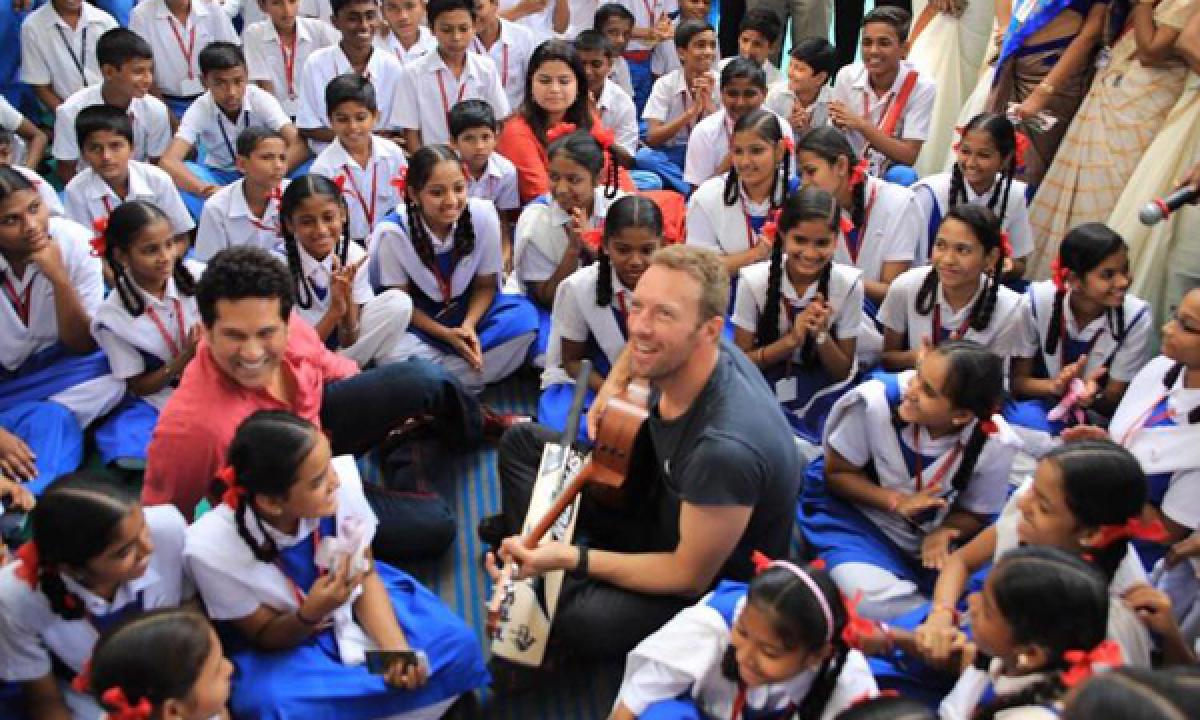 Coldplays frontman Chris Martin and Sachin meet school students