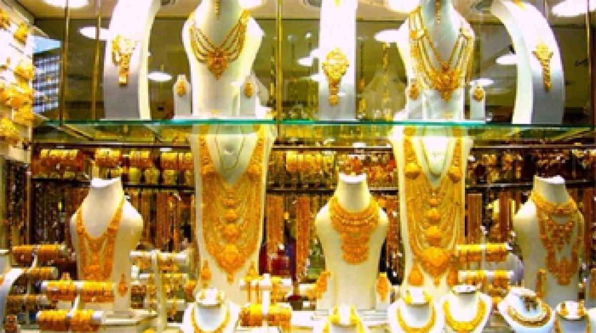 Gold eases, but underpinned by weaker dollar