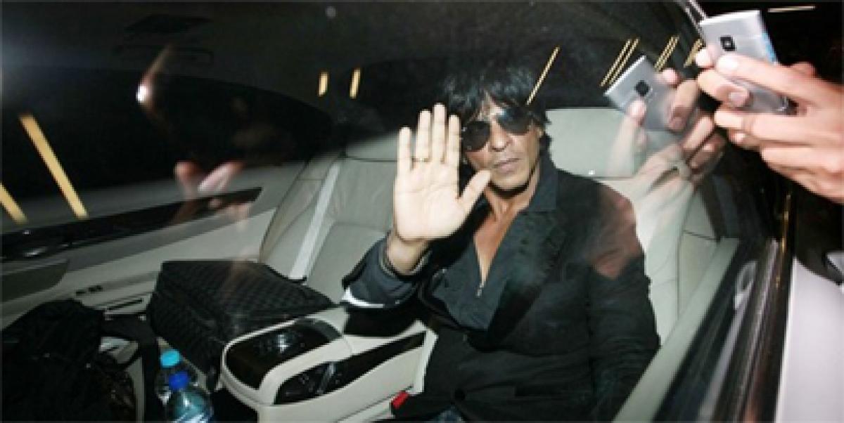 SRK escapes unhurt after car stoned in Gujarat