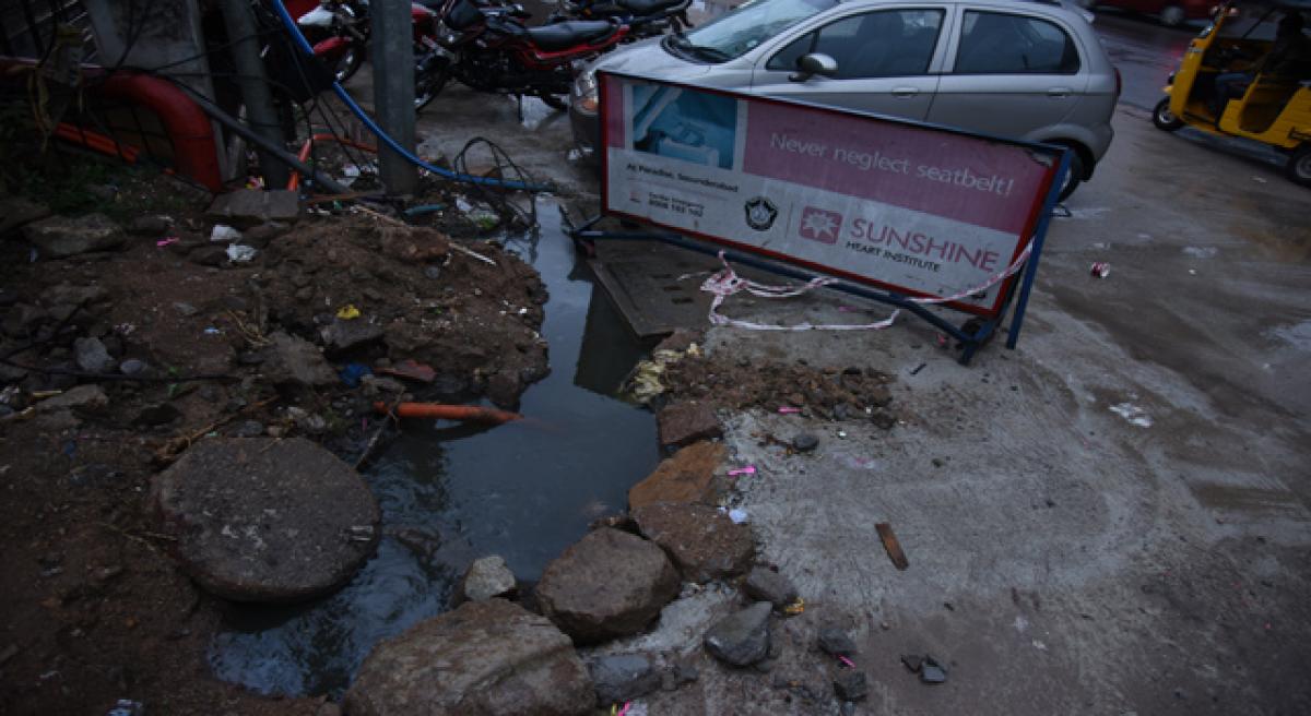 Open manhole at Begumpet posing danger to pedestrians