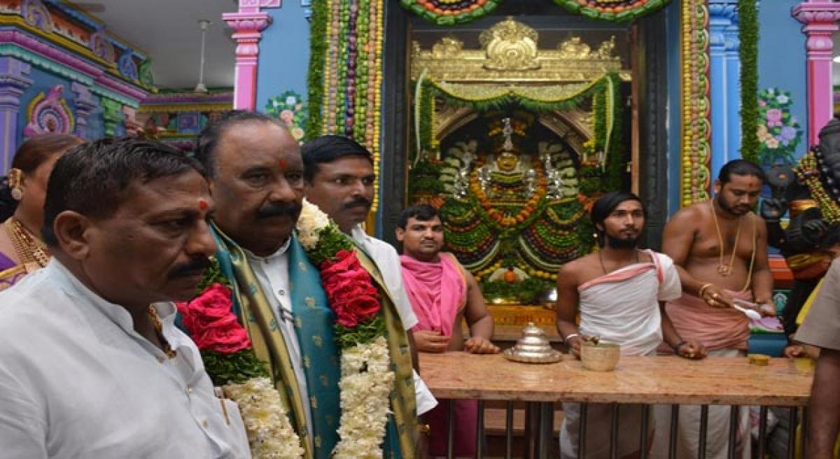 Naini visits Mahankali temple.