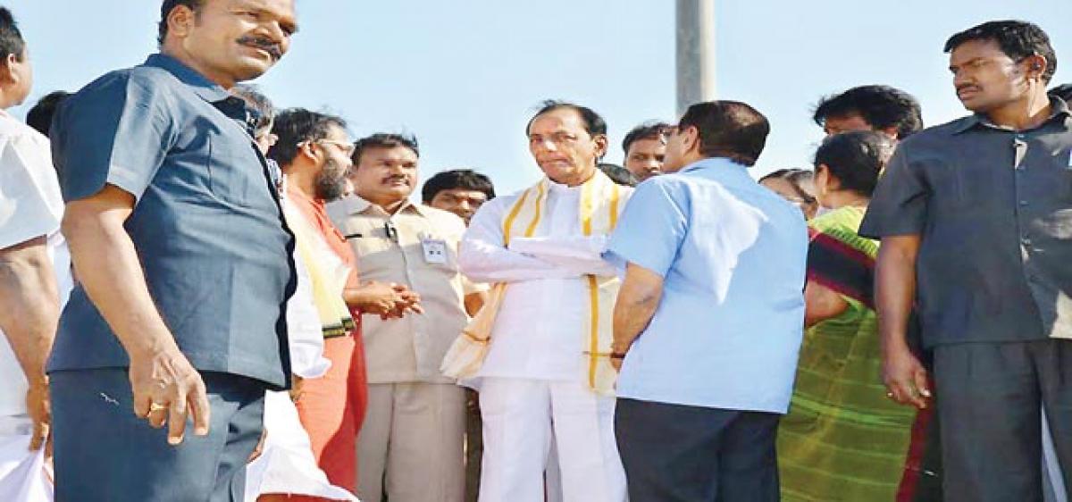 KCR reviews Yadadri development works