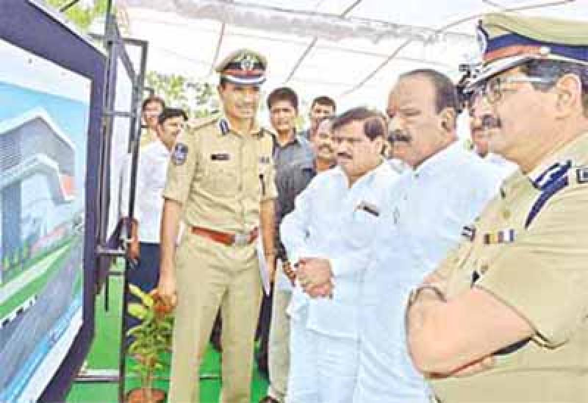 Naini pats cops for good law & order in city