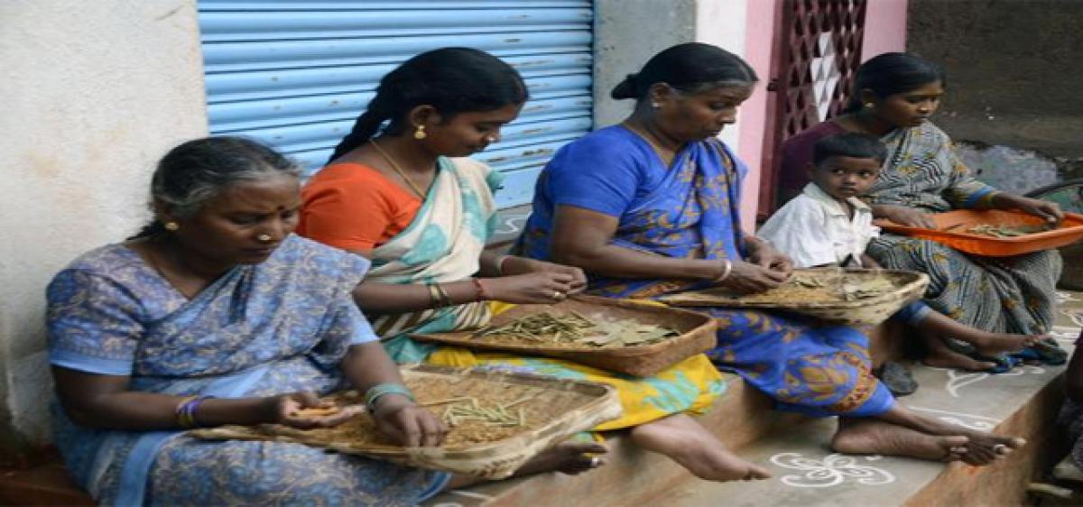 Beedi workers demand direct payment of wages