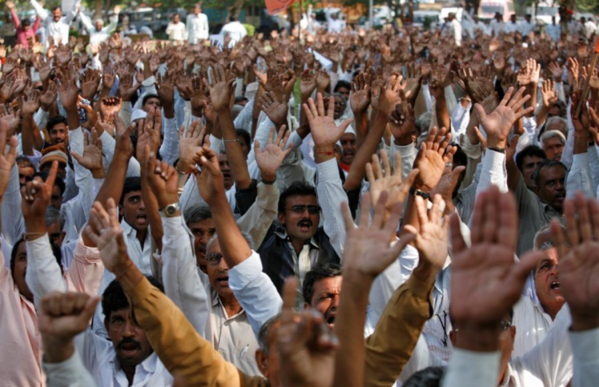 Farmers protest against Land Acquisition in front of Collectorate