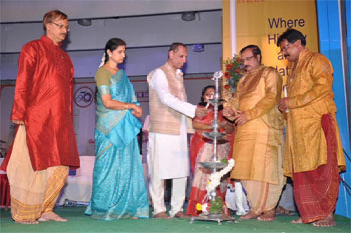 Governor performs Durga Puja