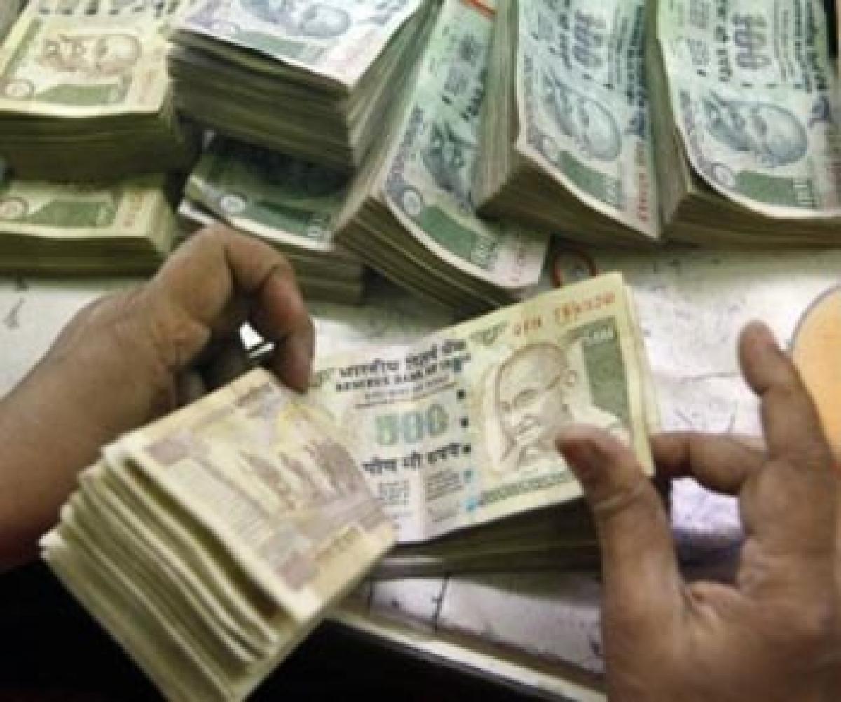 Bank cashier held for swindling 14 lakh cash