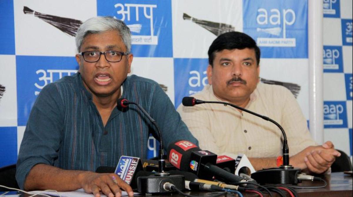 DU Registrar under pressure from Centre: AAP on Modi degree row