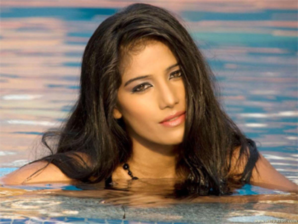Poonam Pandey back with 'strip-gift' for the men in blue
