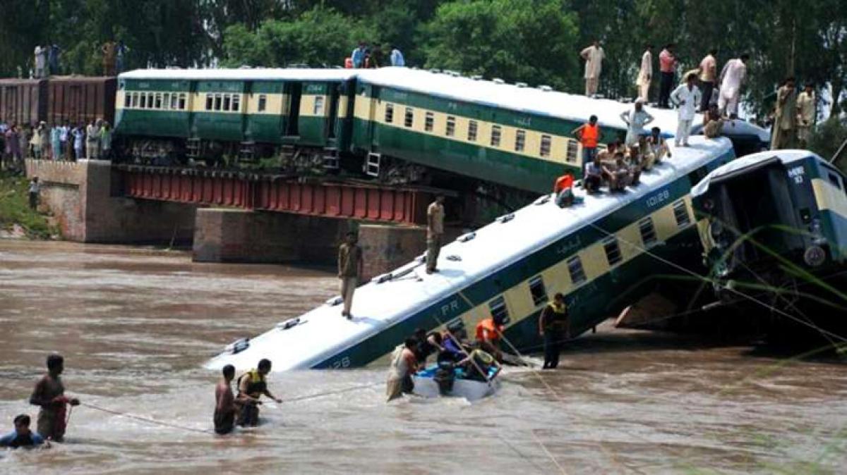 Pakistan train accident: 19 bodies recovered from canal