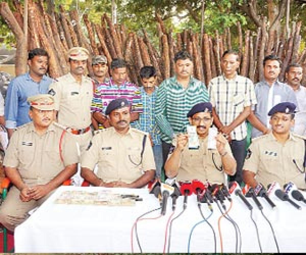 Cops nab six red sanders smugglers, seize 125 logs