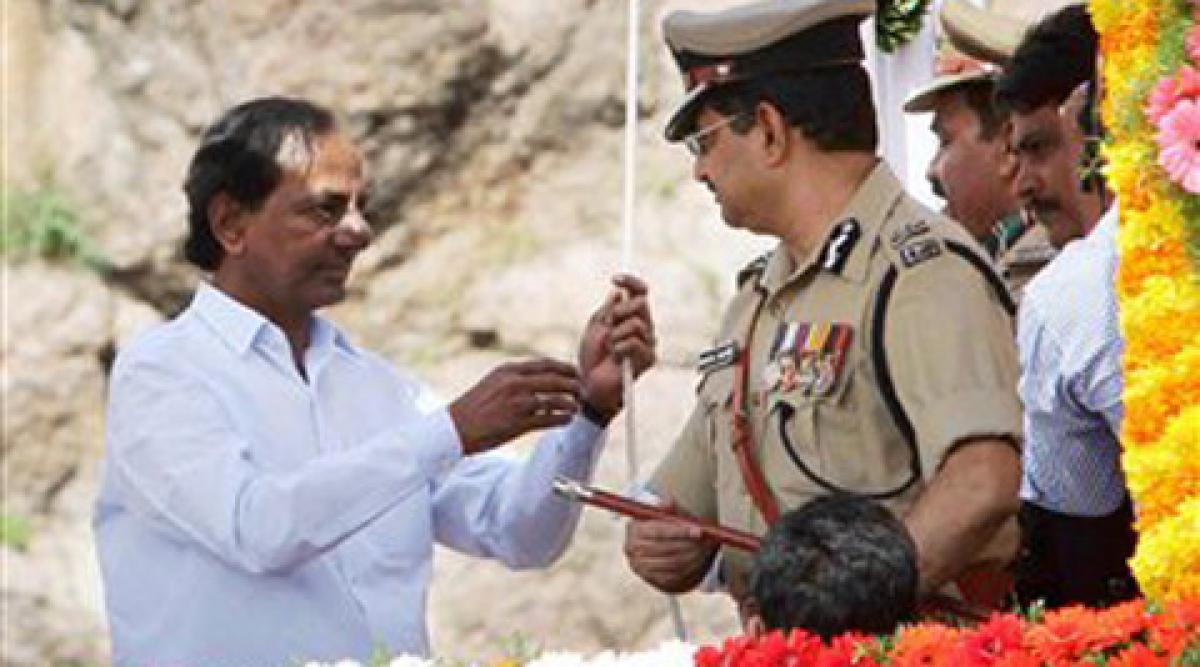 KCR unfurls National Flag at Golconda Fort