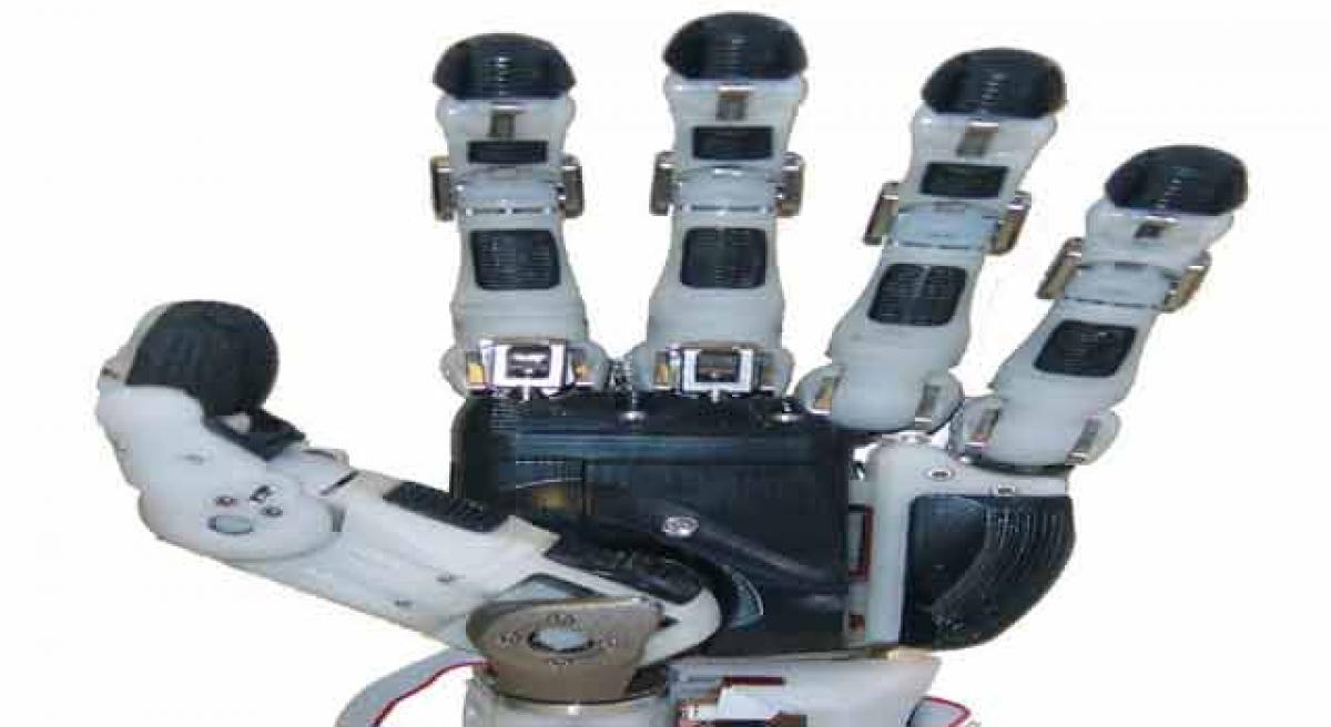Five fingered robotic hand learns on its own