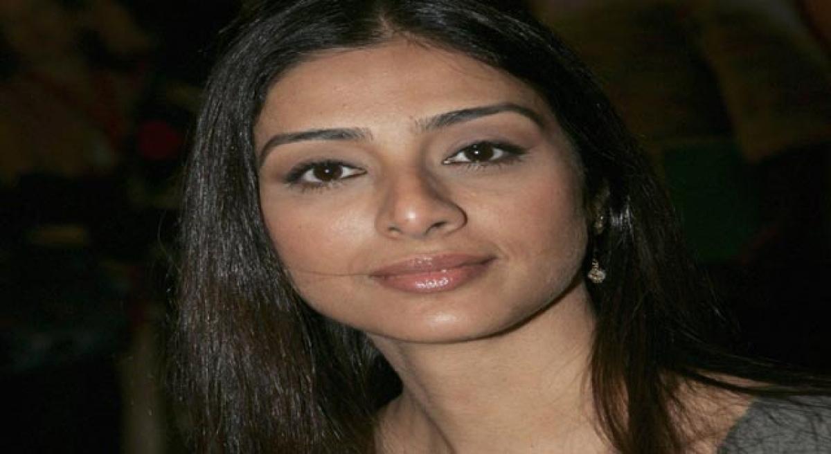 Tabu enjoys working with Tusshar, Johnny