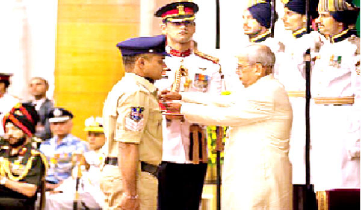 Constable from Telangana  receives Shaurya Chakra