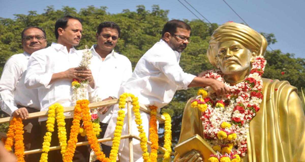 Rich tributes paid to Jyotirao Phule