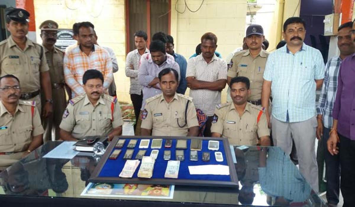 16 held for gambling 1.7 lakh cash seized