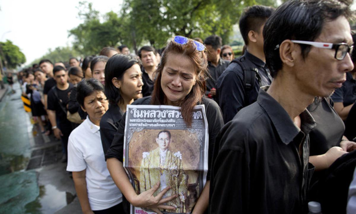 Thai people dresses in black to mourn King Bhumibol Adulyadej 