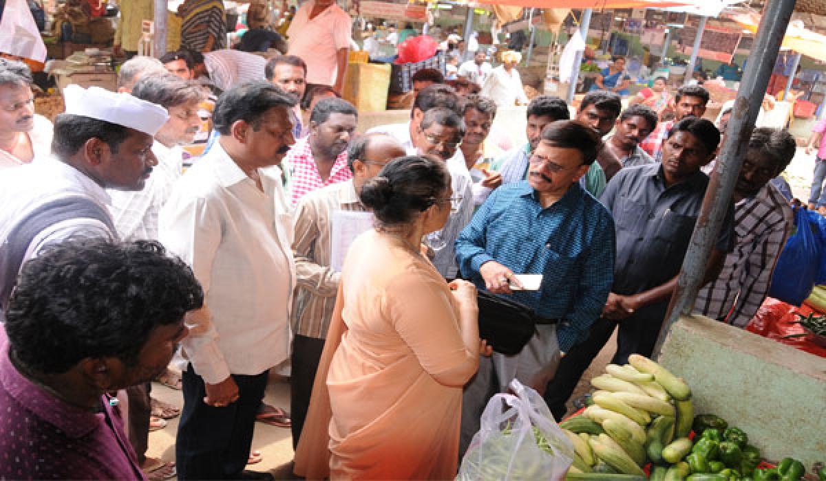 Collector inspects Rytu Bazaar at Swarajya Maidan