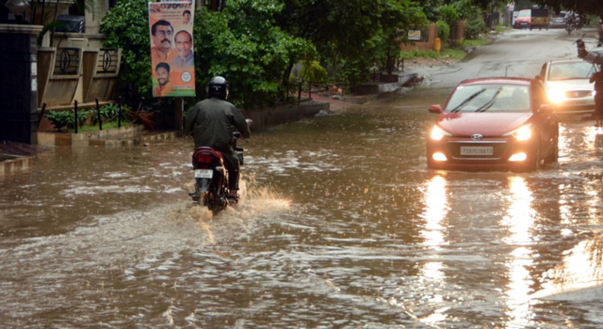 Heavy rain slows down Hyderabad traffic