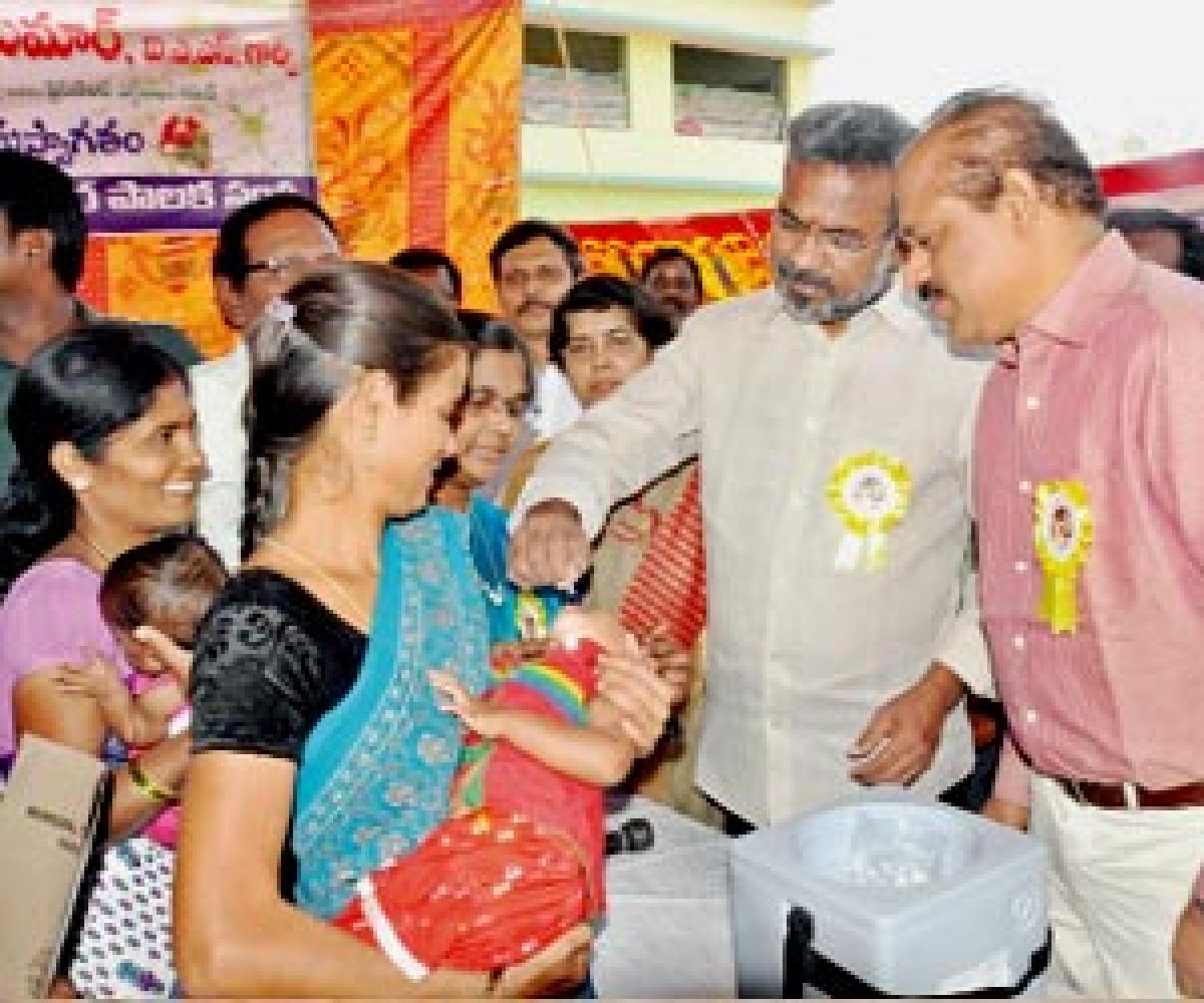 Extended polio drive  to cover slum areas and fishing habitats