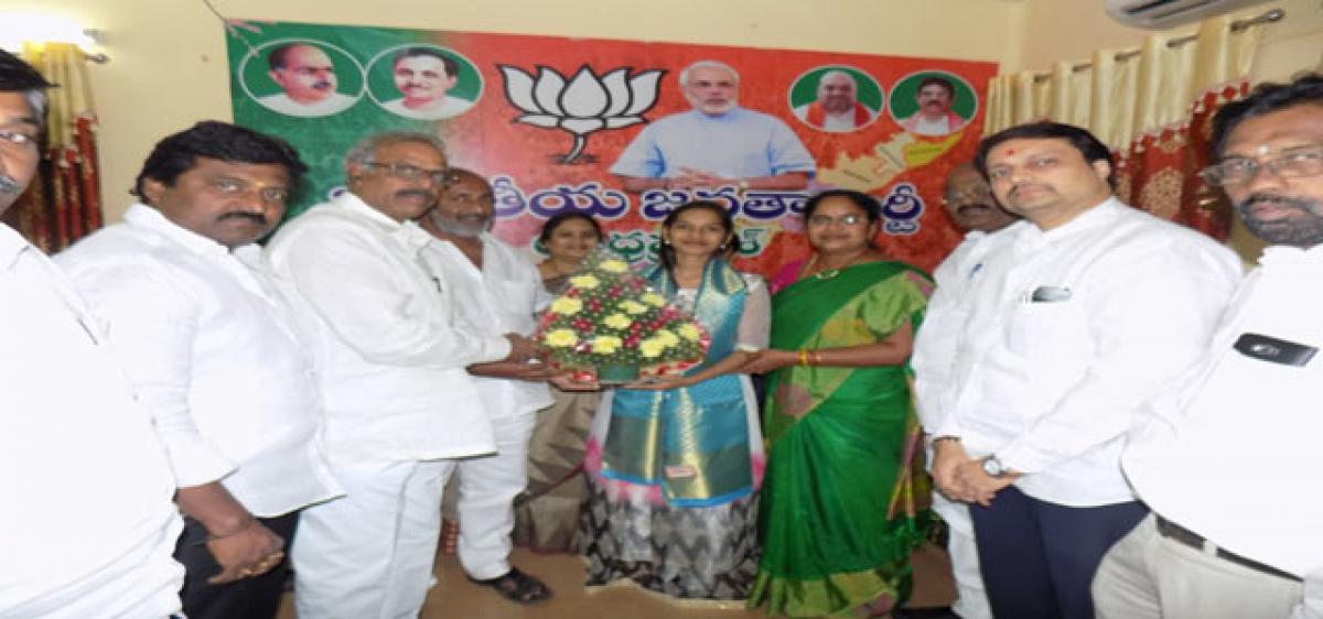 BJP heaps praise on Husna Sameera