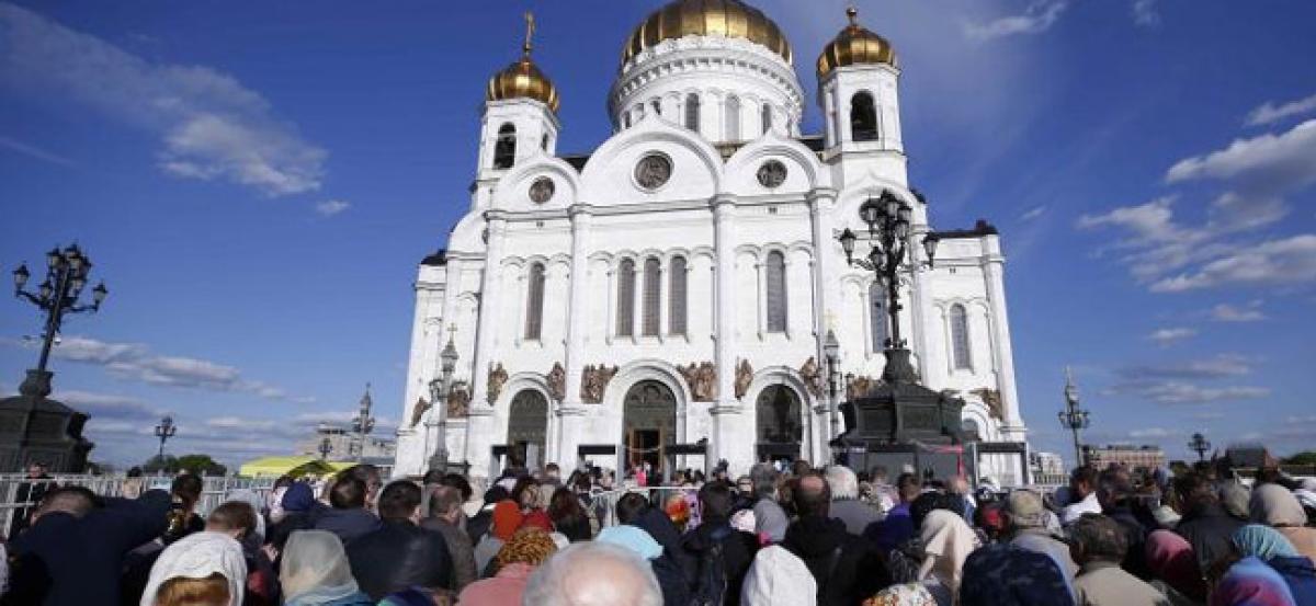 Thousands throng to bow to St Nicholas relics in Moscow