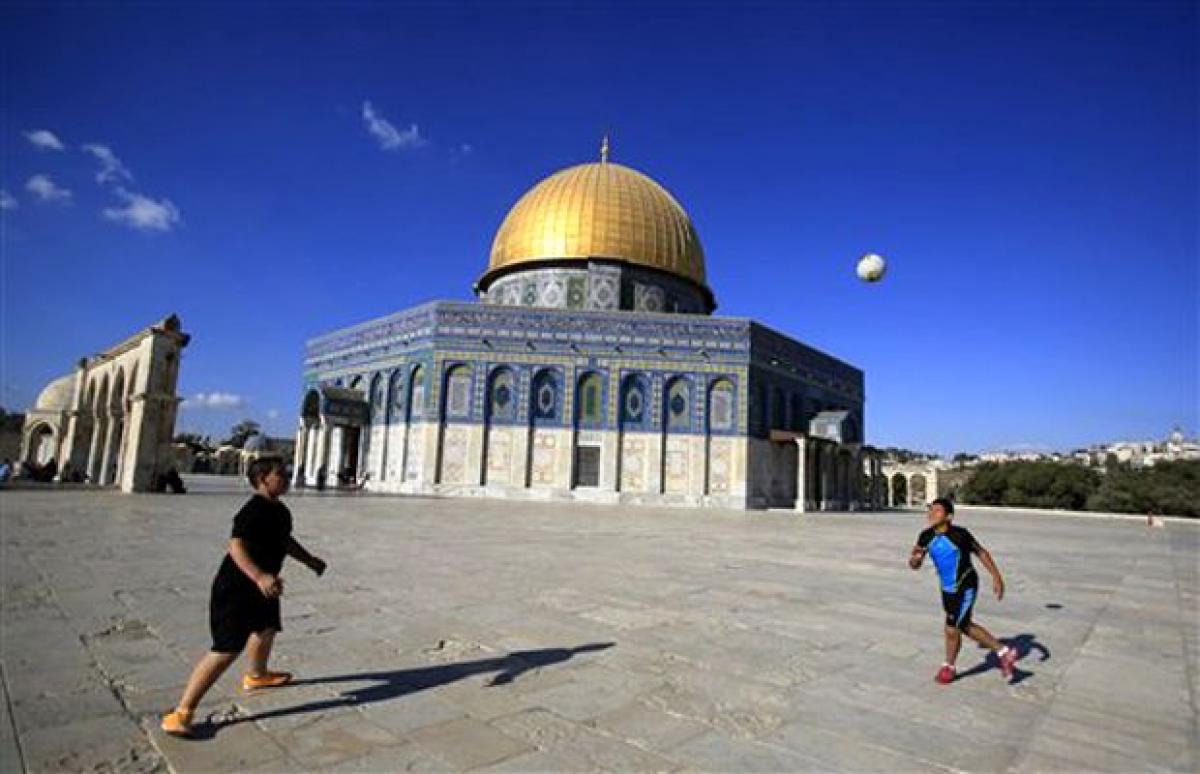 Clashes rock Jerusalems Al-Aqsa compound for second day