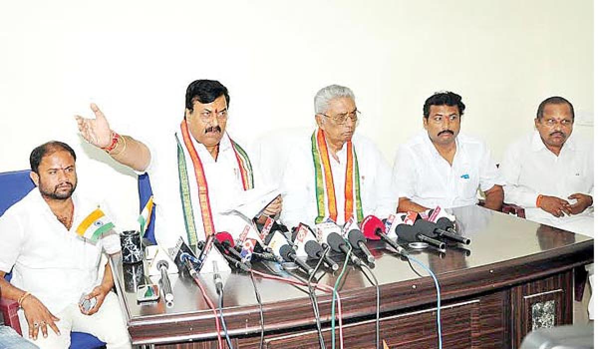 Wordy duel continues between Congress, TRS