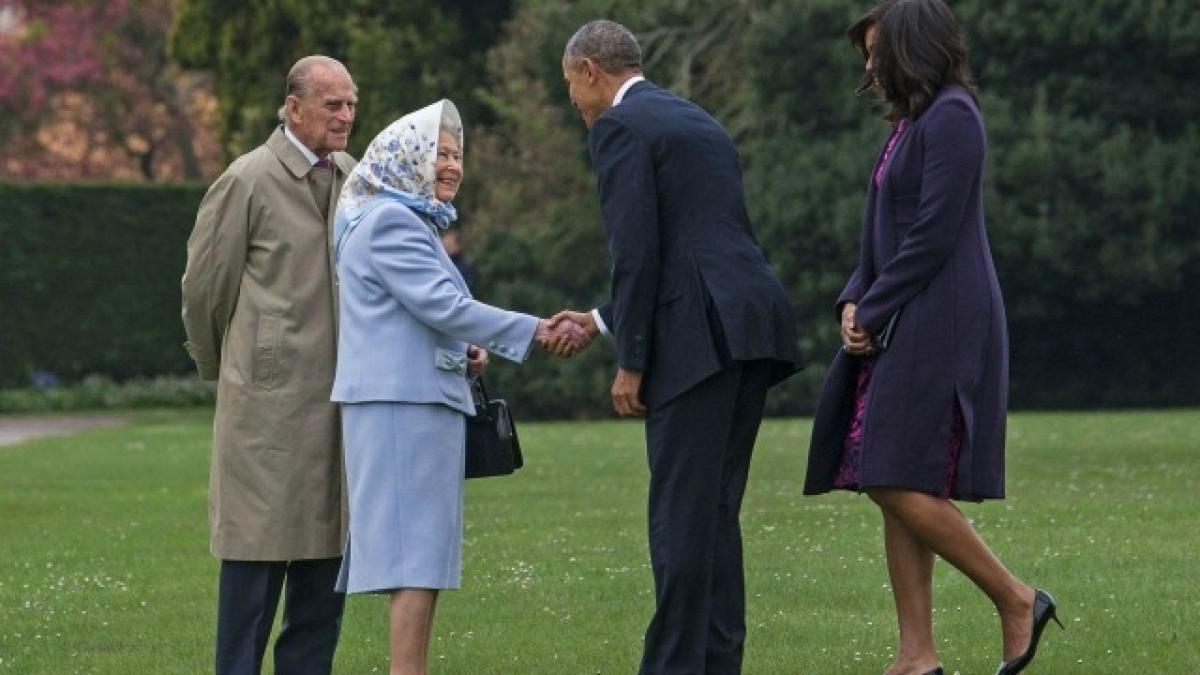 Obama flies to Queens castle to wish her happy 90th birthday