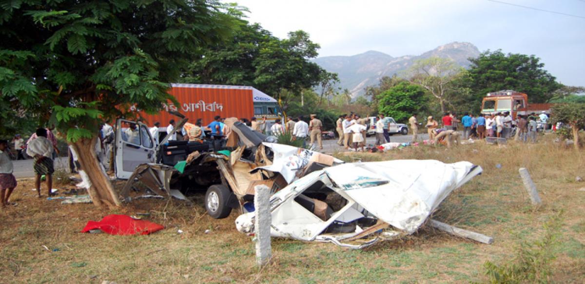 6 killed, 7 hurt in mishap