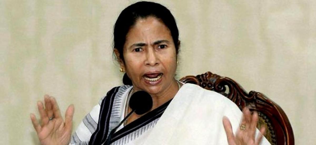 Modi threatening other parties raising voice against note ban: Mamata