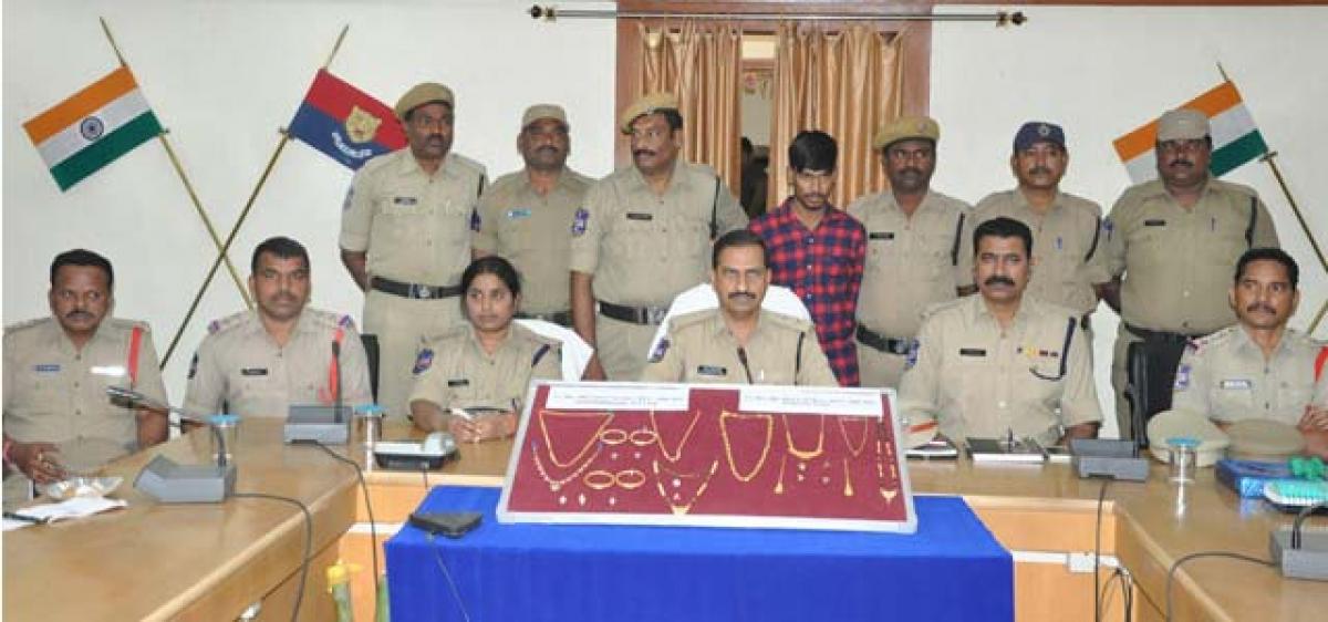 Thief held, 28.5 tolas of gold recovered