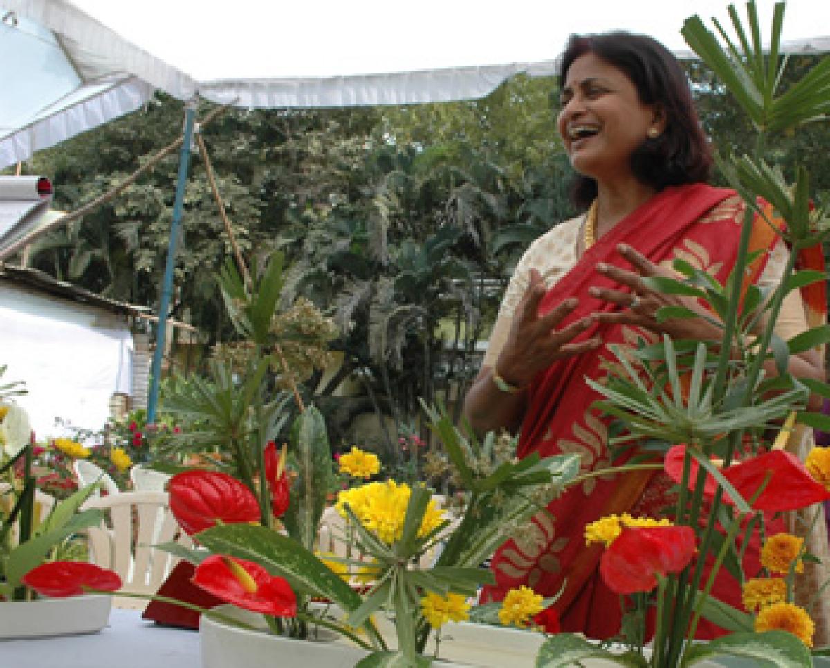 Workshop on arrangement of flowers in Ikebana style