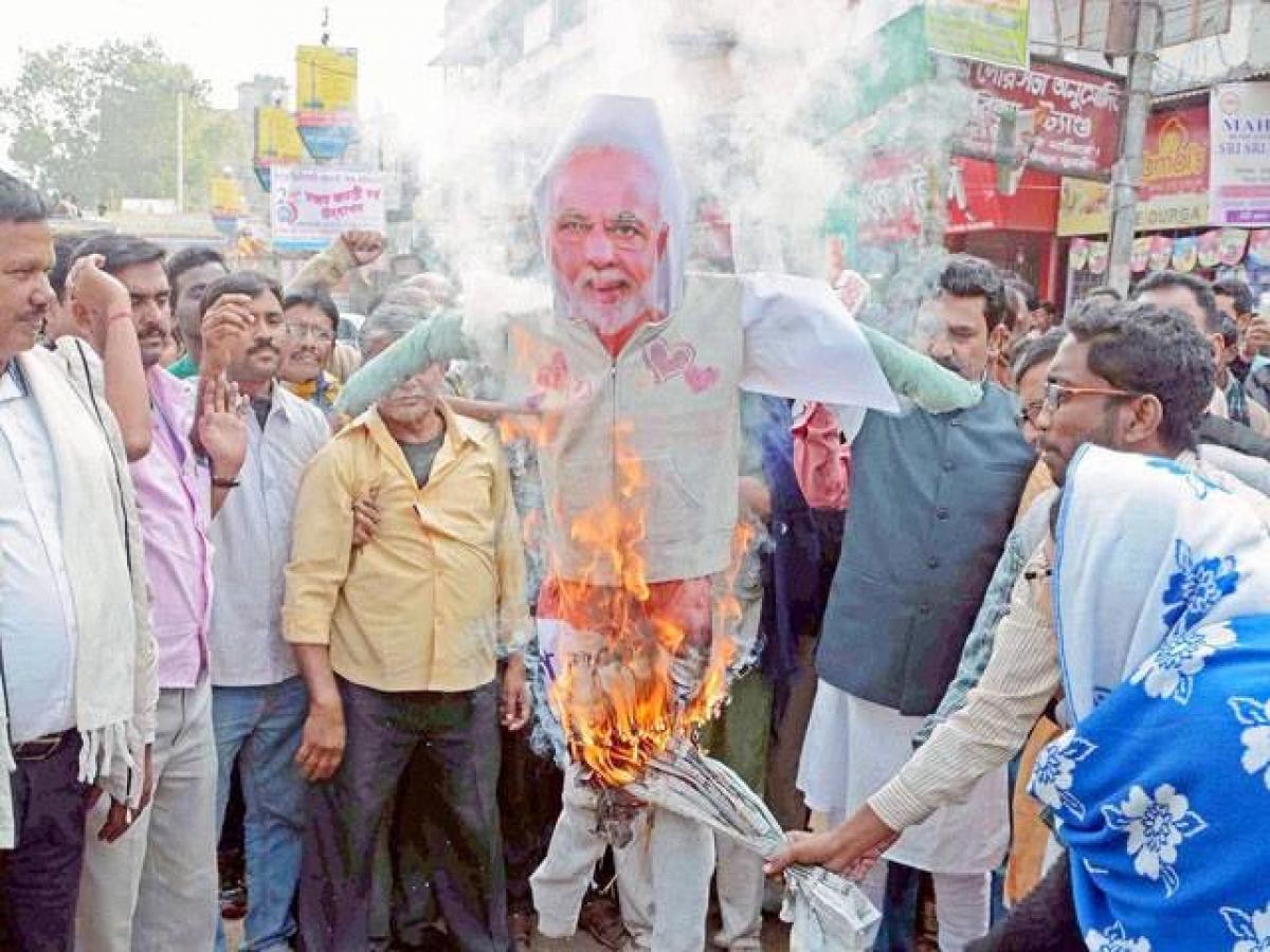 Youth Congress leaders burn PM’s effigy