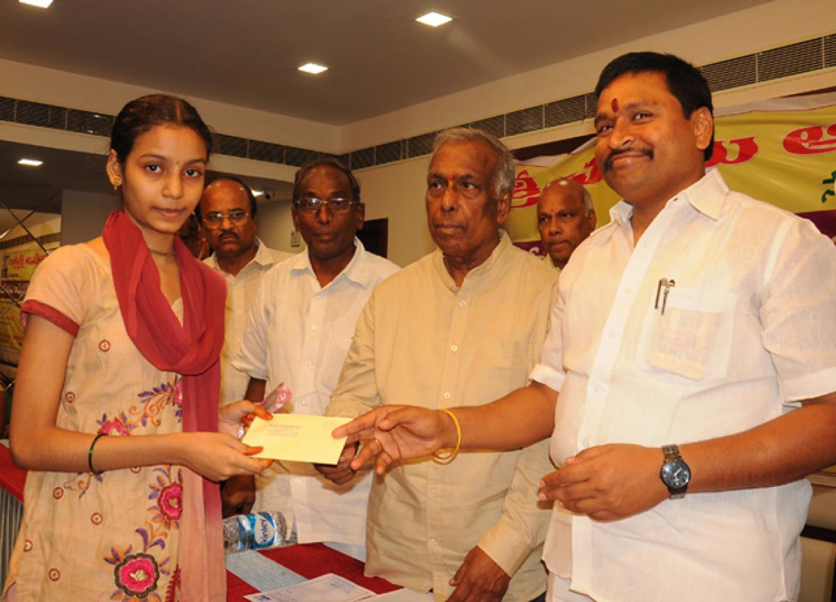 400 students get scholarships worth 11 lakh